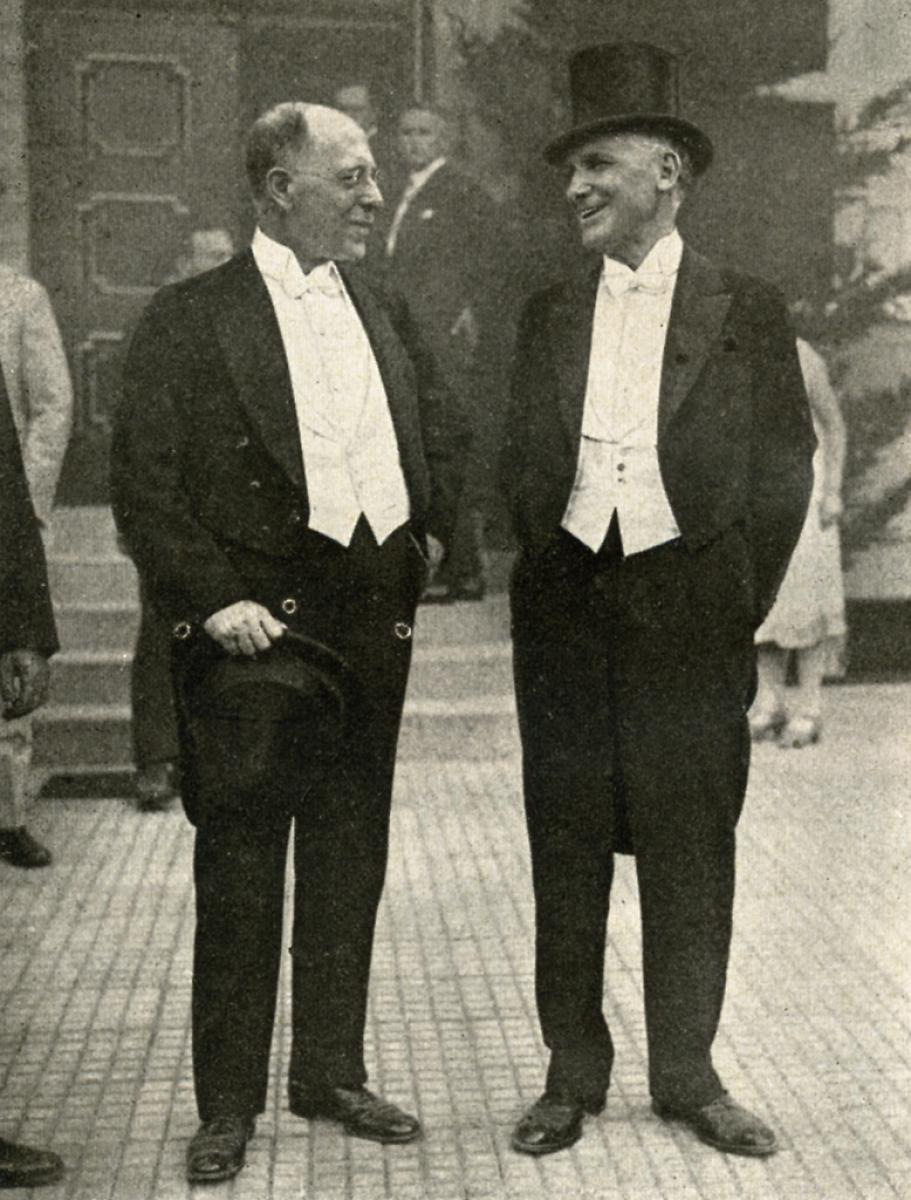 Minister Becker im Gespräch mit dem amerikanischen Botschafter beim Marburger Universitätsjubiläum, 1927