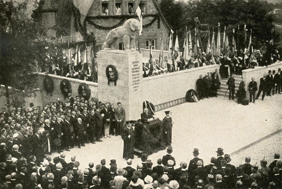 Oberbürgermeister Müller bei der Einweihung des Gefangenendenkmals in Marburg, 1927