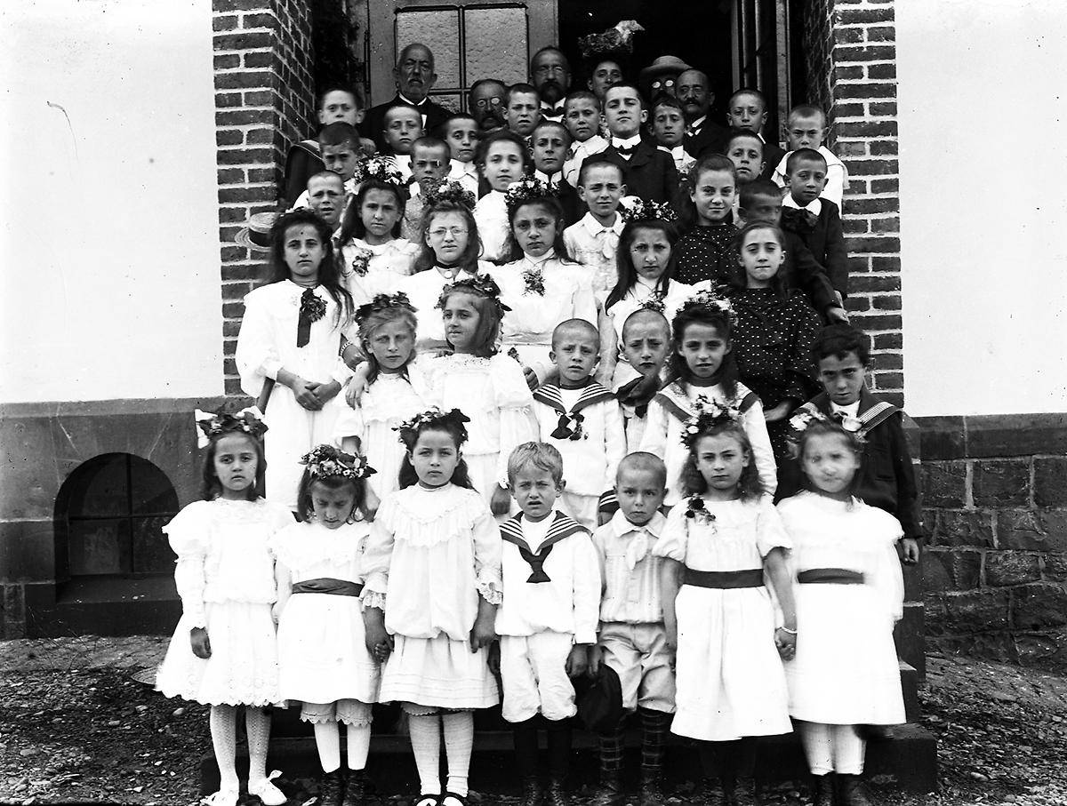Schüler und Schülerinnen zur Einweihung der jüdischen Schule in Frankenberg, 1906