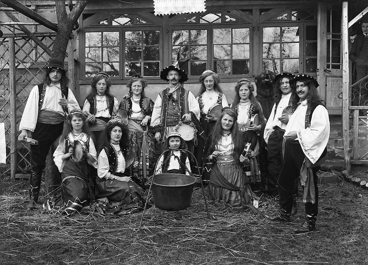 Als Sinti und Roma verkleidete Theatergruppe, um 1910