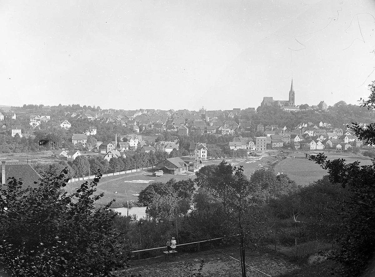 Blick auf Frankenberg auf die Stadthalle vom Goßberg aus, nach 1903