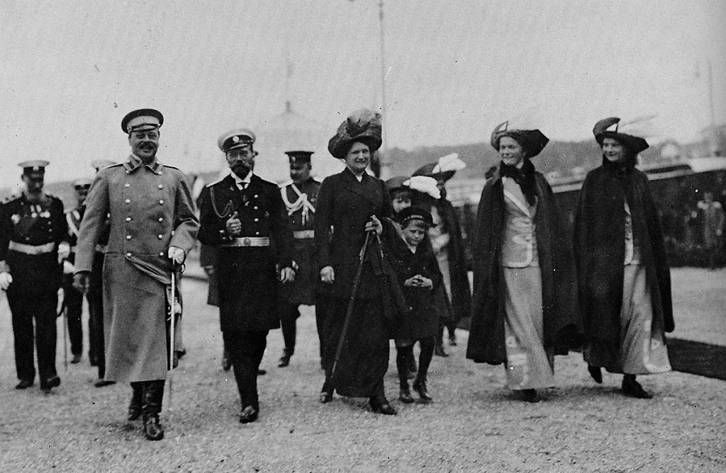 Die Großherzogliche Familie mit dem Zaren bei der Ankunft in Zarskoje Selo, April 1912