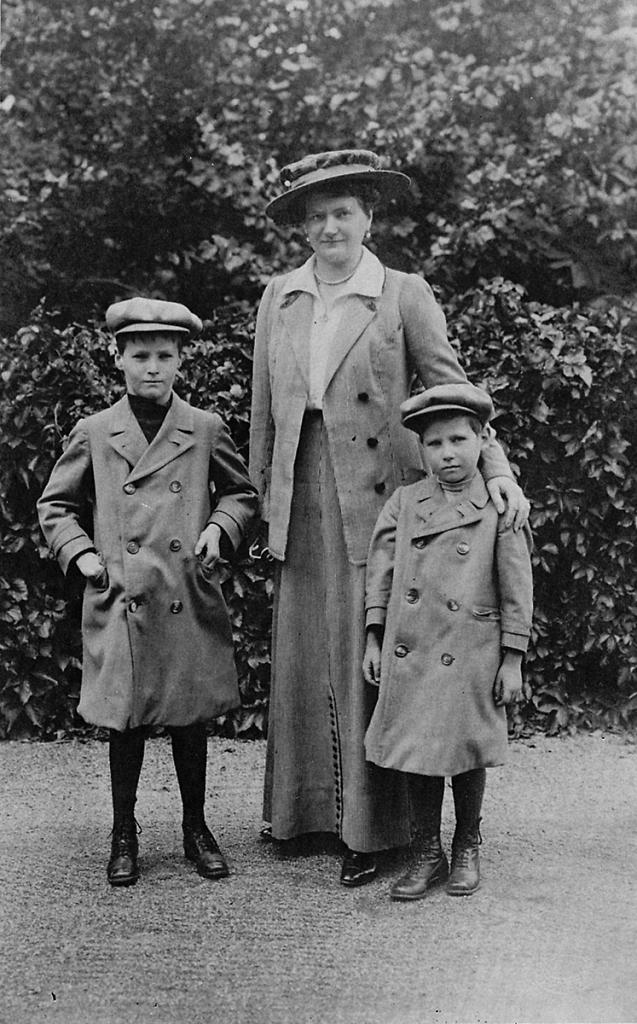 Großherzogin Eleonore von Hessen mit den Söhnen Georg Donatus und Ludwig, 1914