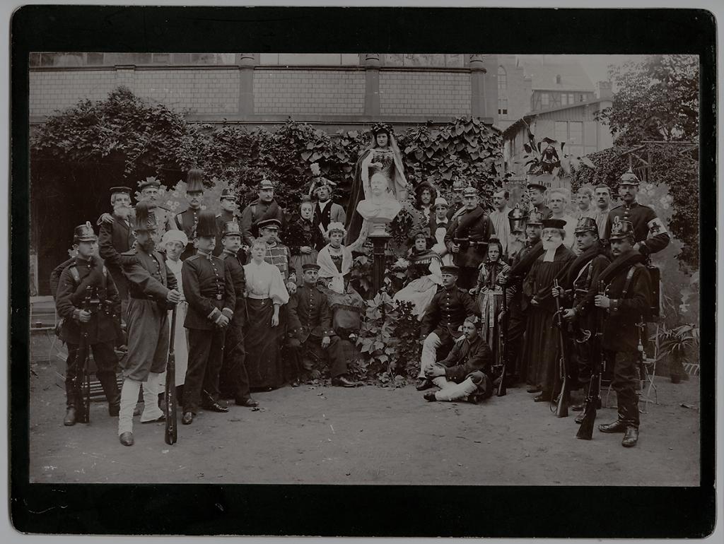 Festgesellschaft (Theatertruppe ?) in Marburg, 1895