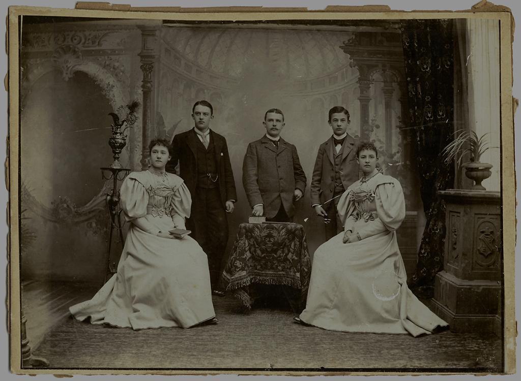 Junge Männer und junge Frauen in Marburg, 1897