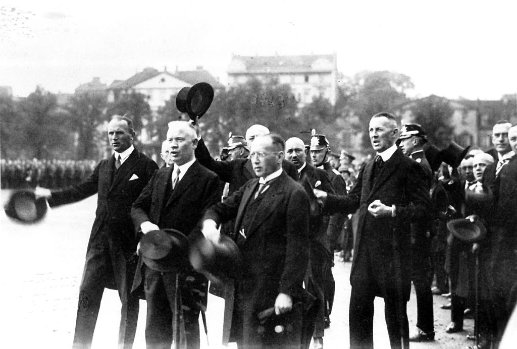 Prominente bei der Verfassungsfeier in Kassel, 11. August 1932