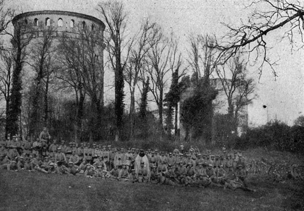 Kompanie des Reserve-Jäger-Bataillons Nr. 11 vor der Burg Coucy, undatiert