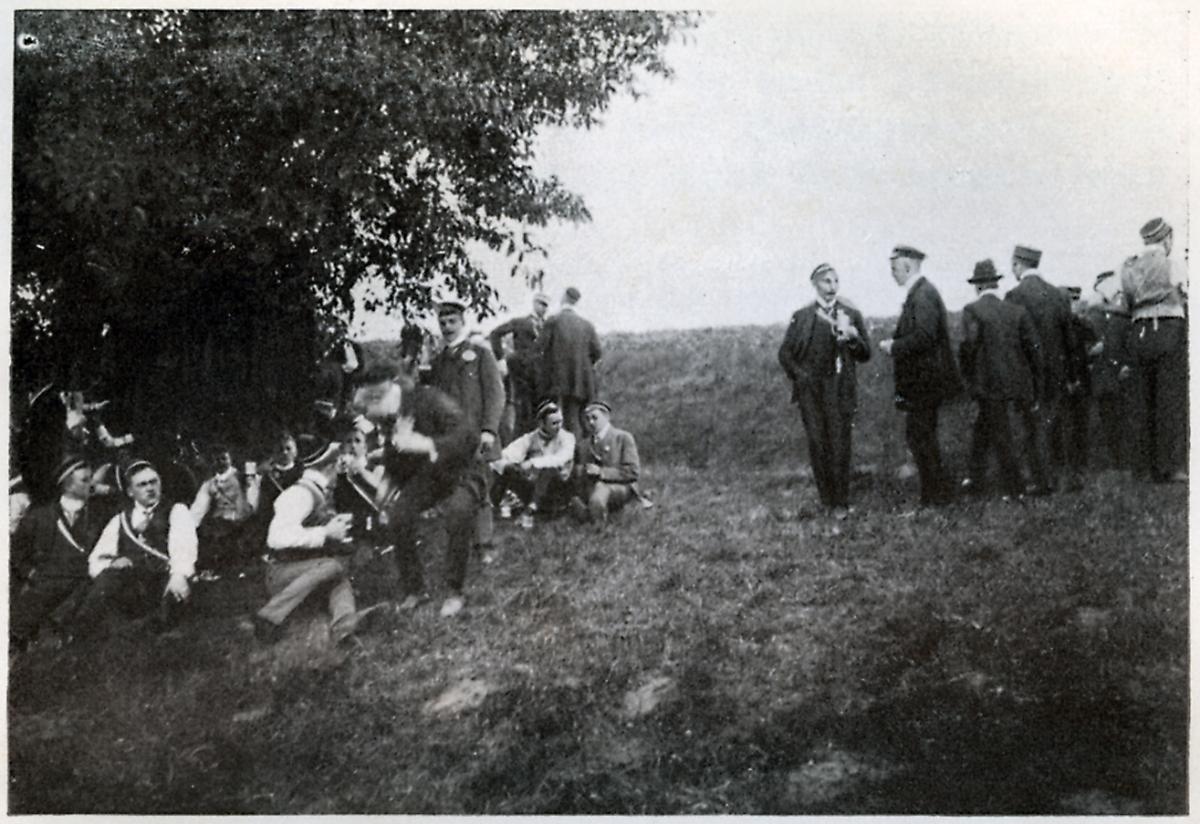 Studentische Faßpartie an der Marburger Weintrautseiche, um 1900