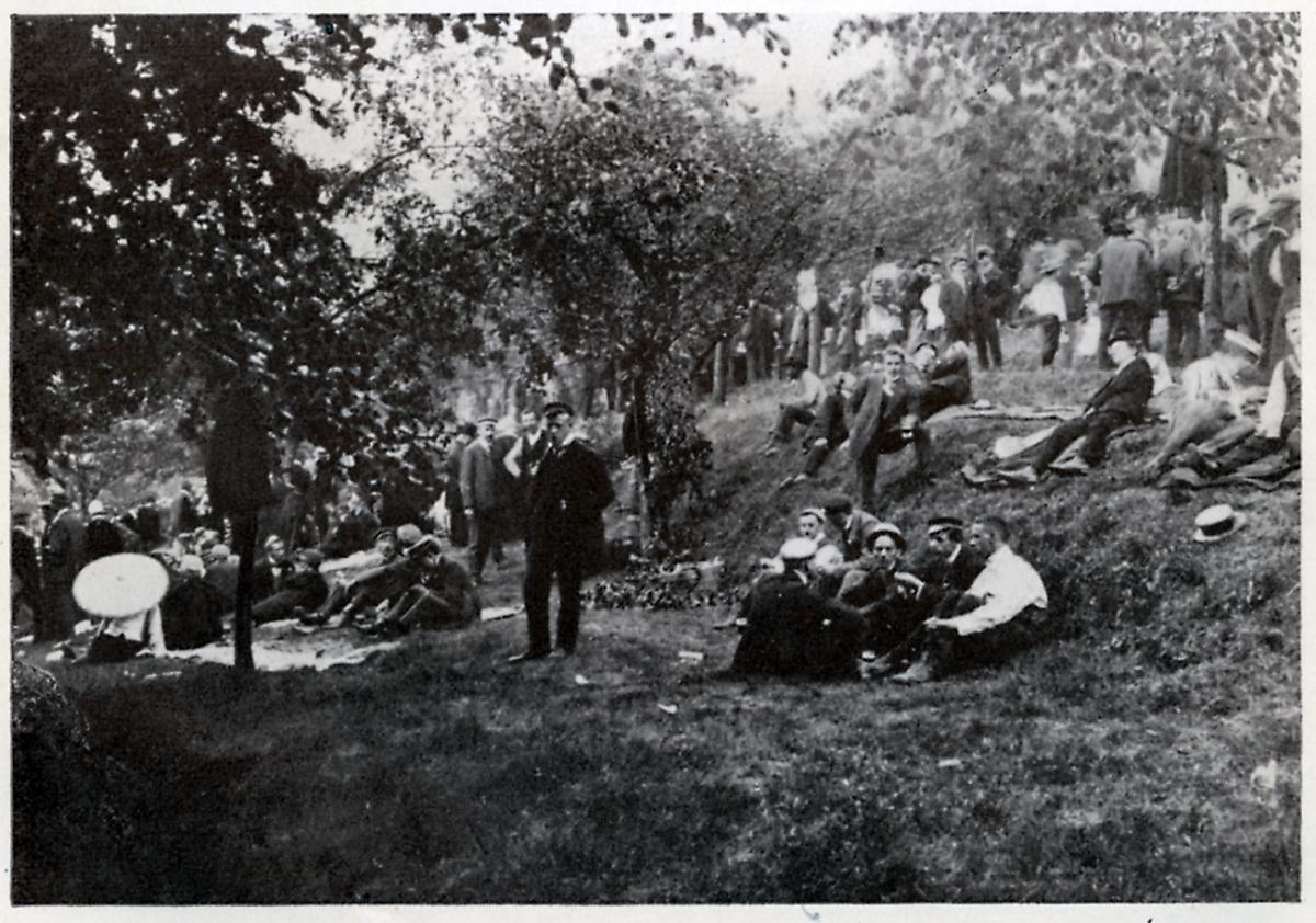 Studentische Faßpartie an der Marbruger Weintrautseiche, um 1900