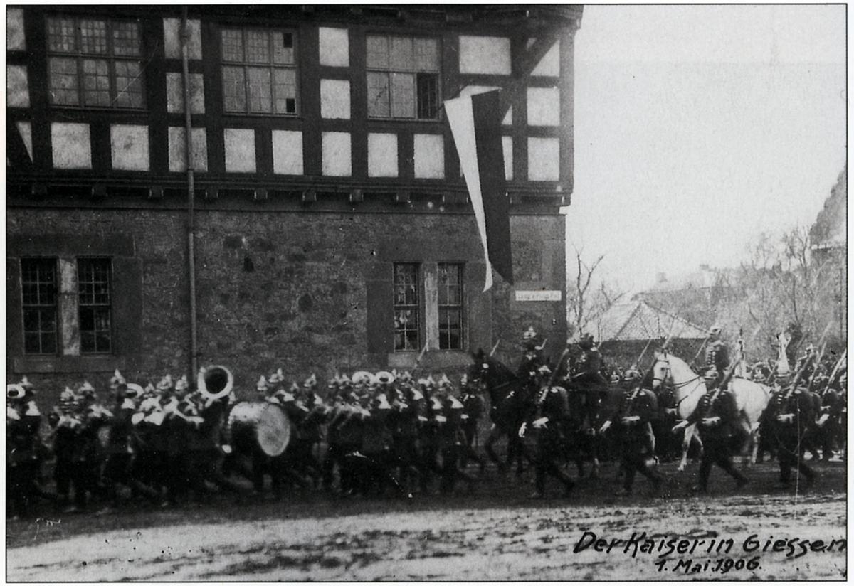 Kaiser Wilhelm II. bei seinem Besuch in Gießen mit dem seinen Namen tragenden Infanterie-Regiment Nr. 116, 1. Mai 1906