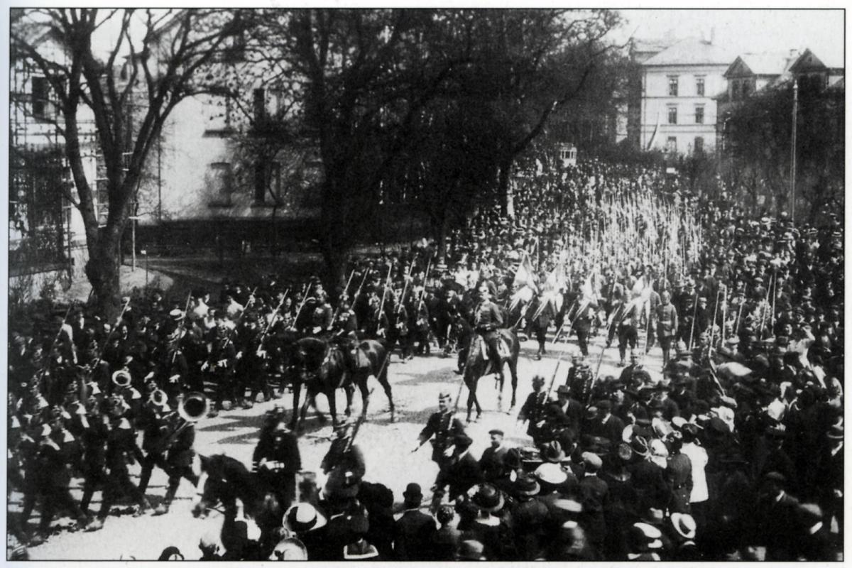 Kaiser Wilhelm II. bei seinem Besuch in Gießen mit dem seinen Namen tragenden Infanterie-Regiment Nr. 116 in der Kaiserallee, 1. Mai 1906