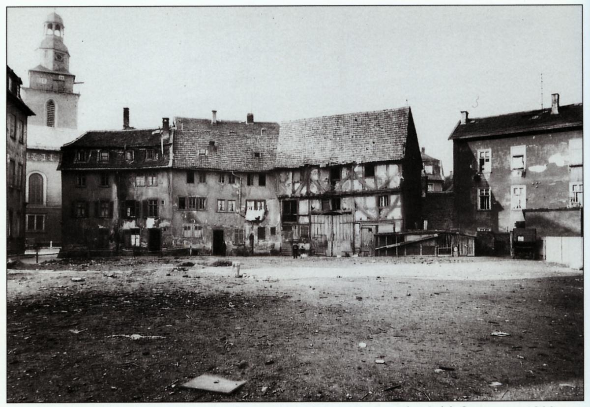 Die Gießener Altstadt mit der Rückfront des Kirchplatzes, um 1900