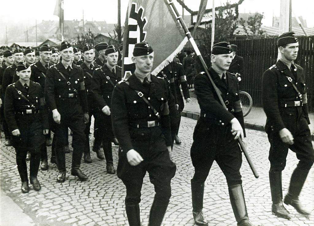 Deutsche Arbeitsfront marschiert, 1933-1938