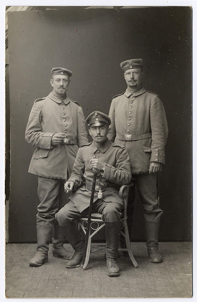 Atelieraufnahme dreier Soldaten in Felduniform, um 1914