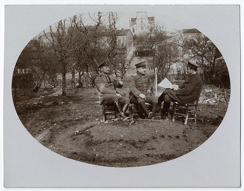 Drei Soldaten beim Gesprächvermutlich in Pannes in Frankreich, 1914-1918