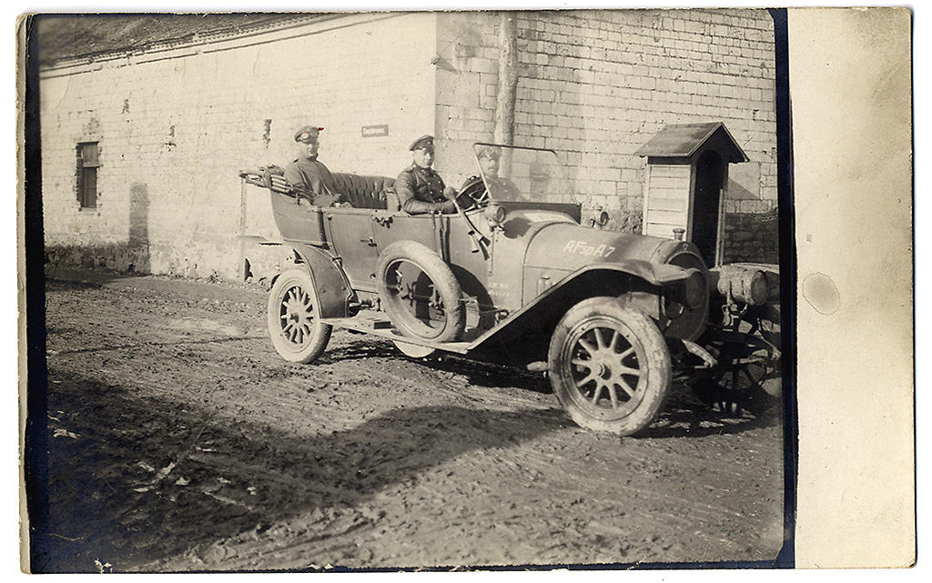 Zwei deutsche Offiziere in einem Auto während des Ersten Weltkriegs, 1914-1918
