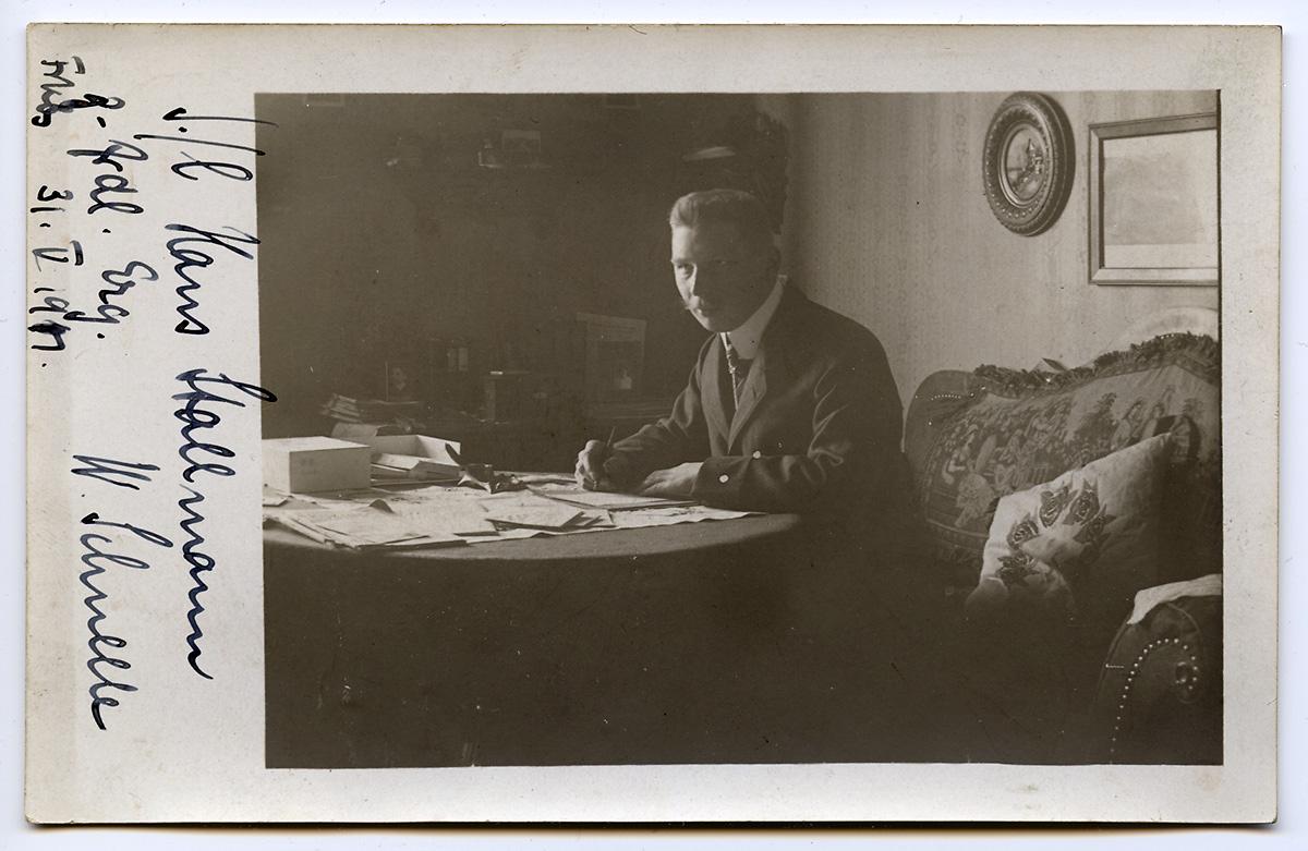 Jüngerer Mann in Frankenberg bei Schreibarbeiten, 31. Mai 1911