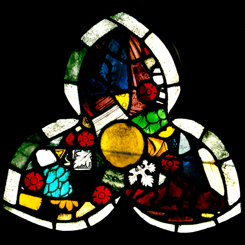 Maßwerkdreipass aus einem Pasticcio alter Scherben. (Hersfeld, Stadtkirche) Chor s IV, Maßwerkverglasung. Nordhessen oder Thüringen, um 1320. (Ausschnitt)