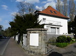 Wilhelm-Meister-Straße 13, Südfassade mit Einfriedung (2014)
