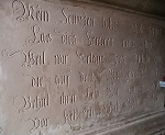 Philipp Conrad Schenk zu Schweinsberg, gest. 1605, und seine Frau Dorothea geb. von Schwalbach (sie lebt noch 1614), Hermannstein / Die rechte Hälfte der Inschrift im Sockel Vorschaubild