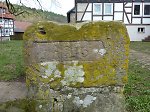 Gedenkstein an die Erneuerung der Ummauerung des Gerichtsplatzes Aua 1826 Vorschaubild