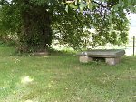Der Steintisch auf dem Lindenplatz beim Baumbachschen Gut in Binsförth Vorschaubild
