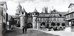 Schloßstrasse 1, Untere Pforte mit Marktplatz. Foto vor 1945