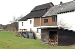 Die Hüttenmühle bei Mornshausen (Salzböde) von Südosten mit dem Mühlgraben, 2013