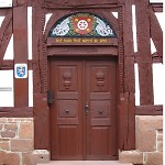 Die Eingangstür des historischen Rathauses in Rosenthal, 2011