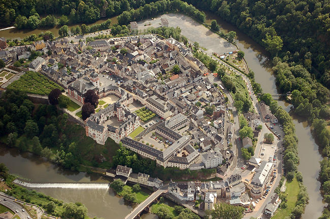 Luftaufnahme der Weilburger Altstadt mit dem Schloss, 2007