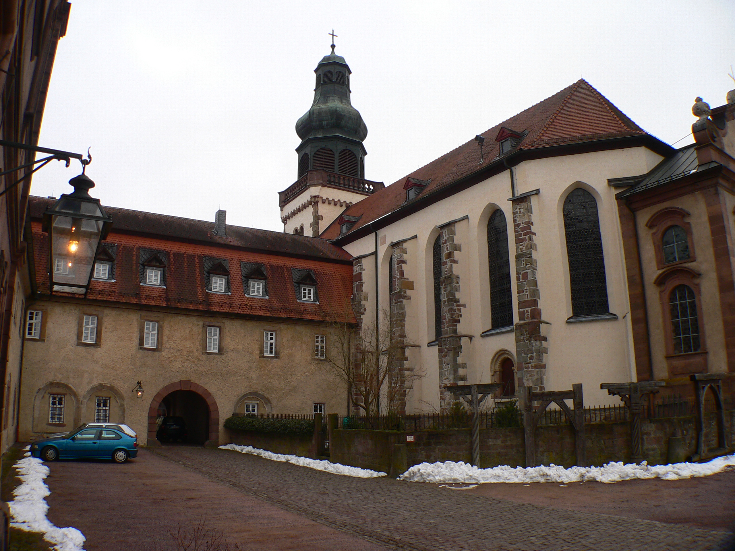 Sicht vom Propsteigarten auf das Propsteischloss, die spätgotische Kirche und ihren romanischen Turm