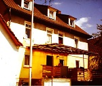 Sickenhofen: Straßenansicht des zum Wohnhaus umgebauten ehemaligen Synagogengebäudes (1986) Vorschaubild