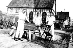 Nieder-Florstadt: Handwerker (?) vor der ehemaligen Synagoge (vor 1938) Vorschaubild