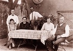 Erfelden: Personengruppe vor der Ostseite des Synagogengebäudes (vor 1937) Vorschaubild