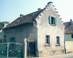 Erfelden: Das ehemaligen Synagogengebäude vor der Sanierung (1985) Vorschaubild