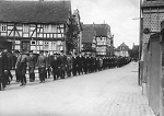 Düdelsheim: Marsch von Düdelsheimer Vereinsmitgliedern durch die Hauptstraße (wohl 1933) Vorschaubild